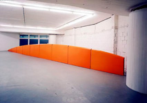  Ausstellung 1987 im Lenbachhaus, Kunstforum, München, Große Hülle, Eisen, farbig lackiert, Durchmesser 17 cm, Länge 18 m