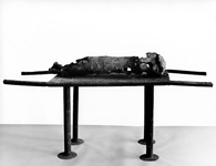  Schlachttisch, 1984, Eisen, Höhe 95 cm, Länge 200 cm, Breite 66 cm        (Neues Museum Nürnberg)