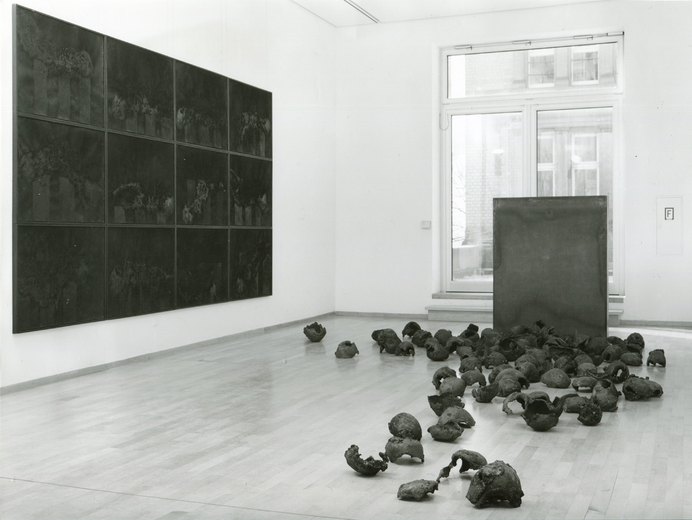 links: schwarze Wand 'Krematorium' 1980-1981 (jetzt Kunstsammlungen Chemnitz) rechts: Werkgruppe '100 Köpfe' 1984/1985 mit 'Schacht 2/1984' Eisen gebrannt und geschmiedet, Museum für Sepulkralkultur, Kassel (Foto Arno Hensmanns)