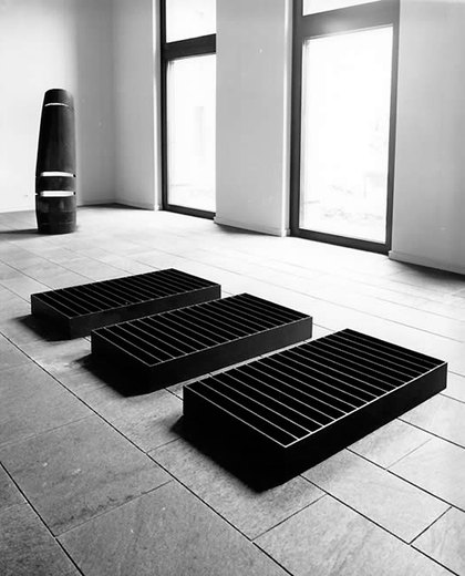 Gitter 1/86, 1986, Eisen, je Höhe 16 cm, Breite 70 cm, Länge 130 cm (Ausstellung Kunsthalle Mannheim 1986)