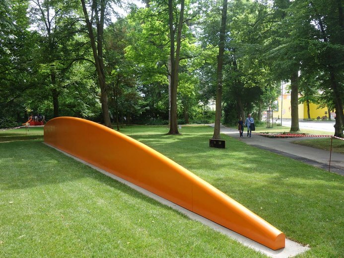 Große Hülle, 1987, Eisen, farbig lackiert, Durchmesser 17 cm, Länge 18 m, seit 2017 im Stadtpark der Stadt Stein bei Nürnberg